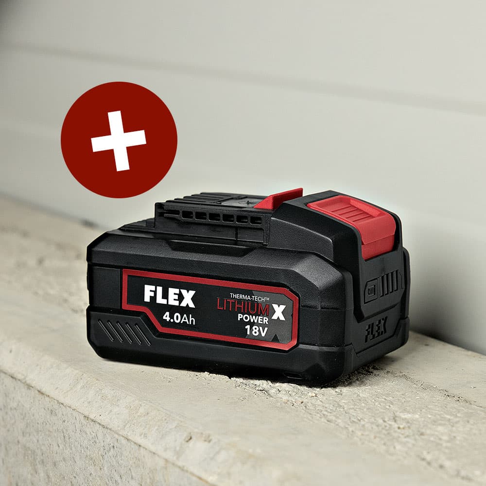 FLEX 18V 4 Ah Akku auf einem Betonuntergrund mit einem +-Symbol daneben