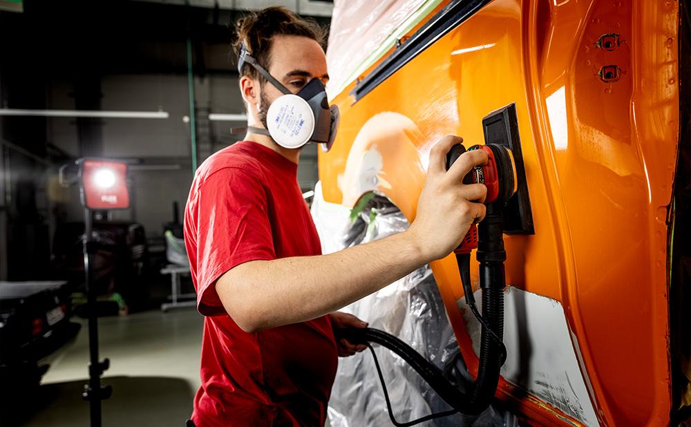 Carteggiare la vernice dell'auto con la levigatrice rotorbitale di FLEX