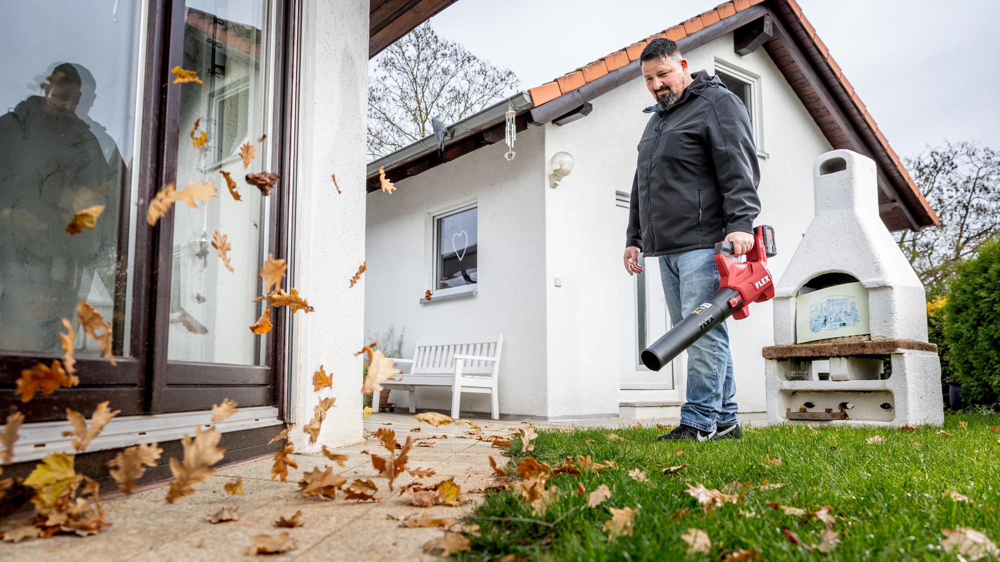 FLEX Akku-Laubbläser in Aktion im Garten