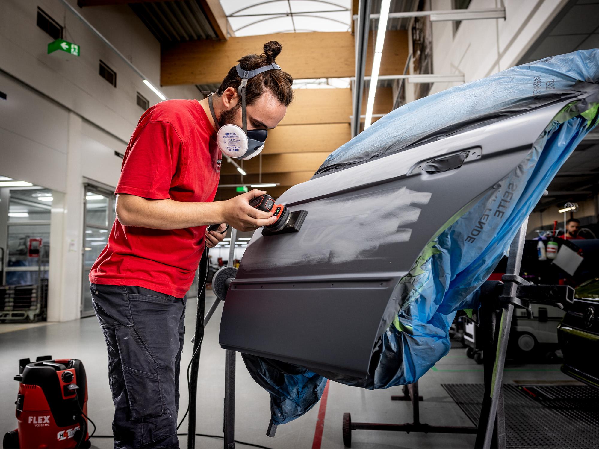 Sanding paint with the compact orbital sander from FLEX