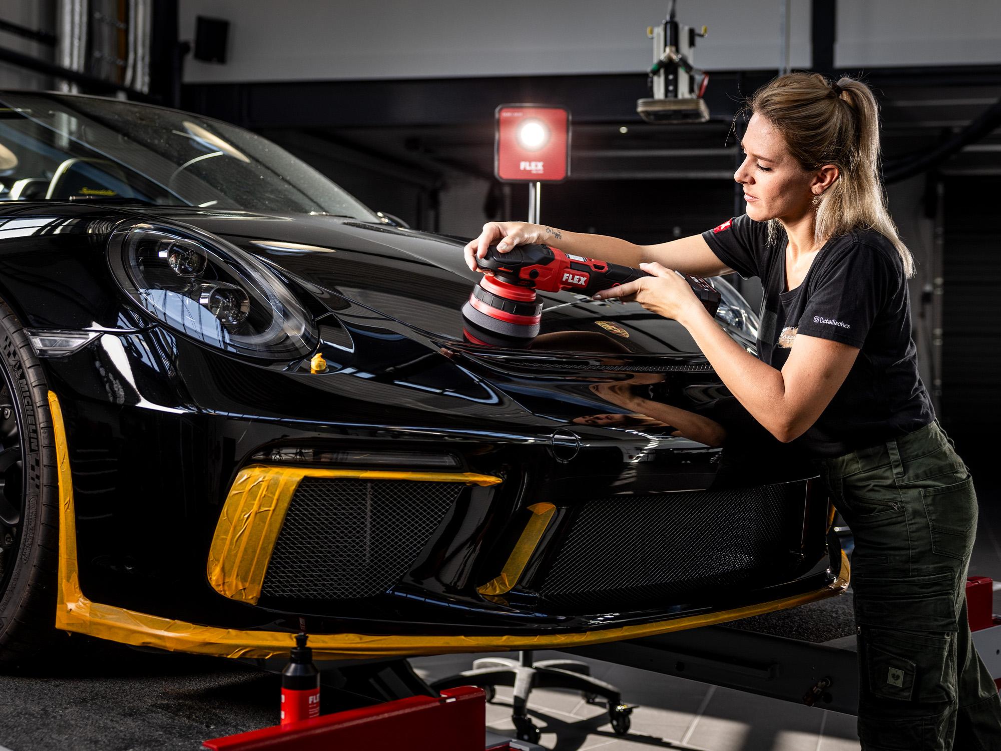 Car polishing with the free-running eccentric polisher from FLEX