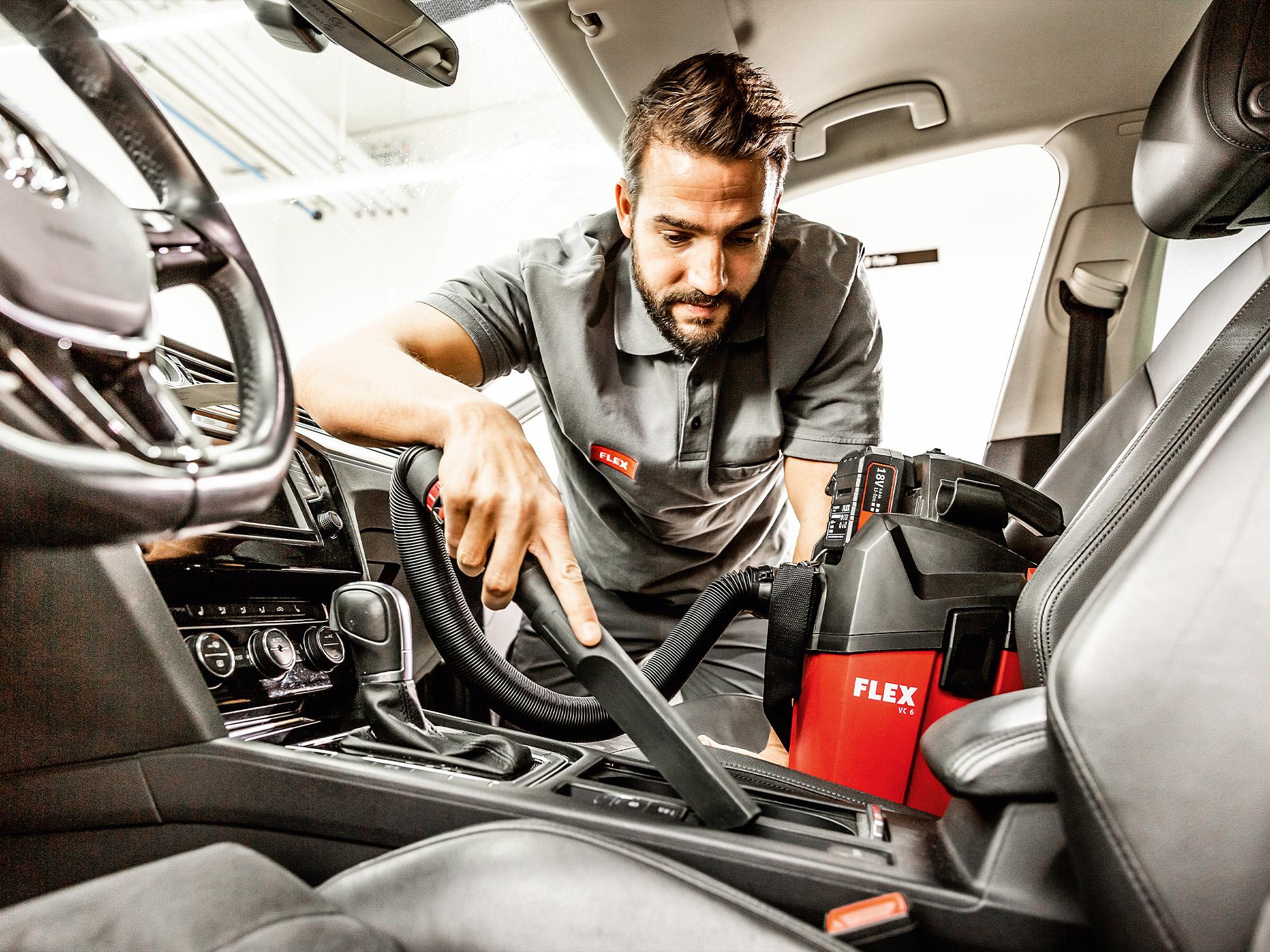 Auto-interieur stofzuigen met een mobiele snoerloze stofzuiger