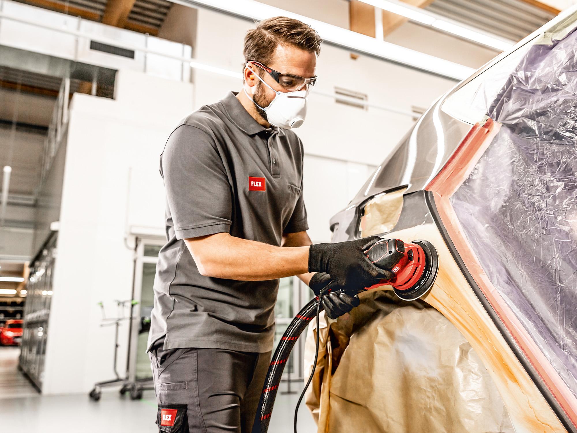 Lijado de pintura de coches con una lijadora orbital aleatoria con control de velocidad