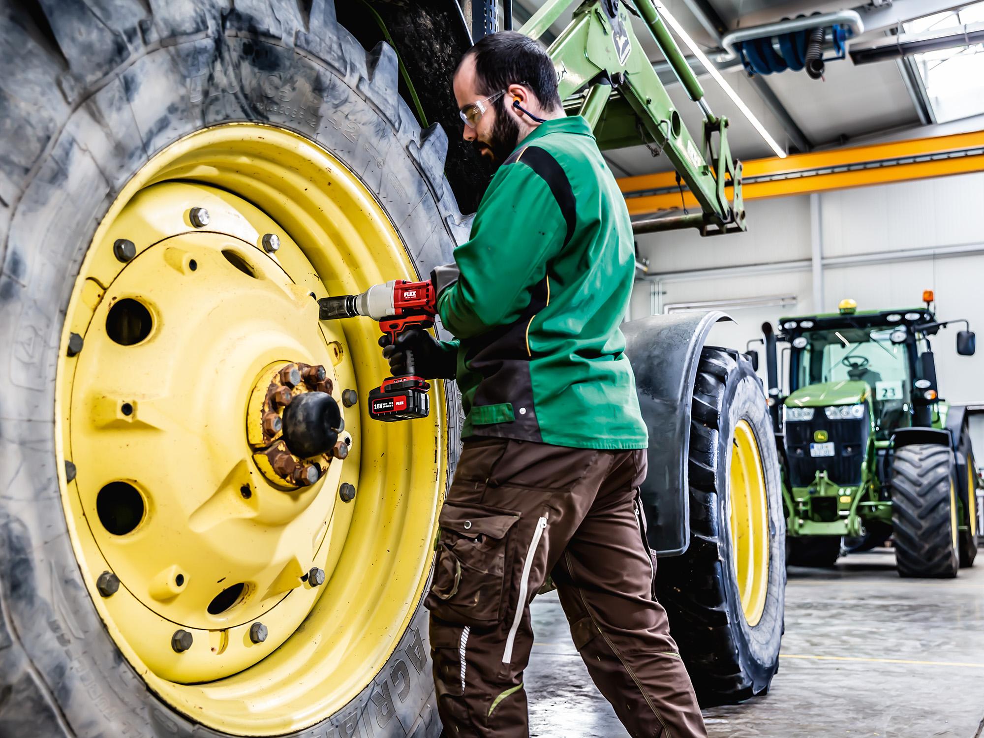 Åtdragning av skruvar på lastbilsdäck med batteridriven mutterdragare