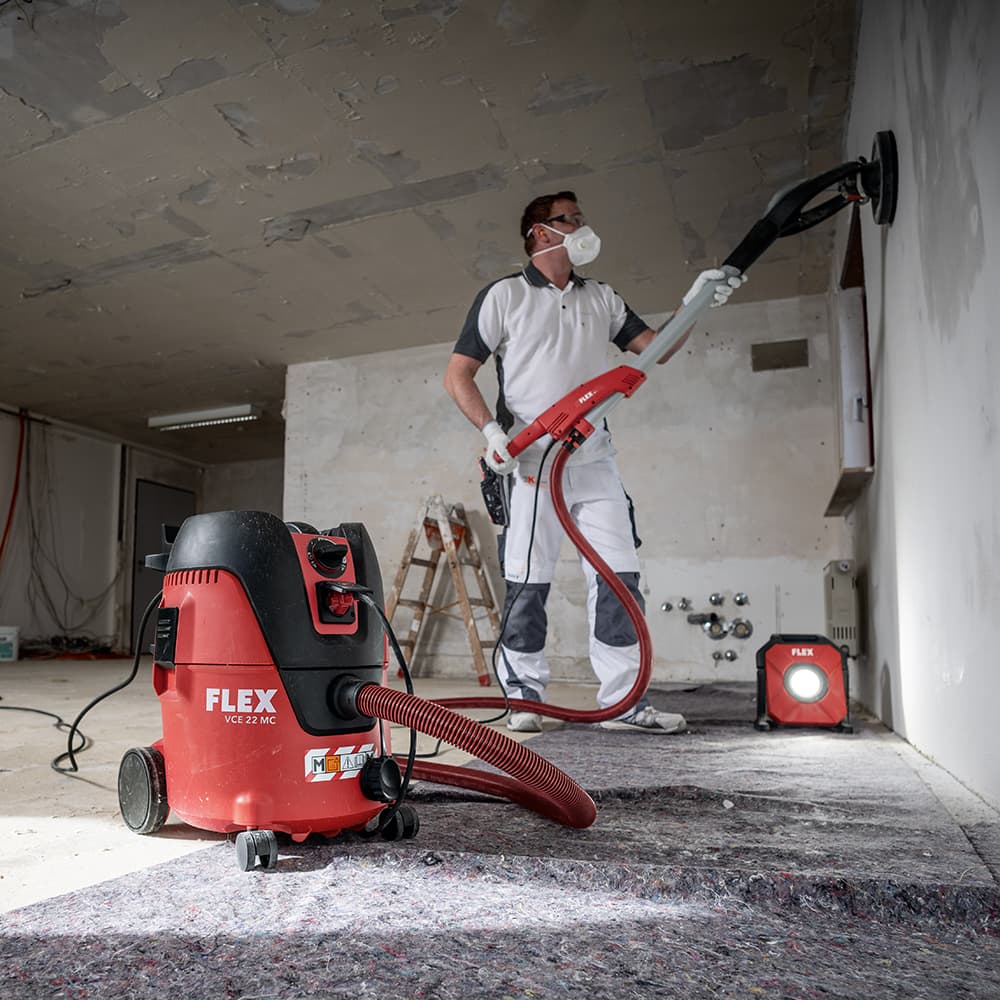 Levigatura di una parete con la FLEX Giraffe e l'aspiratore di sicurezza FLEX Classe M per l'aspirazione della polvere di levigatura