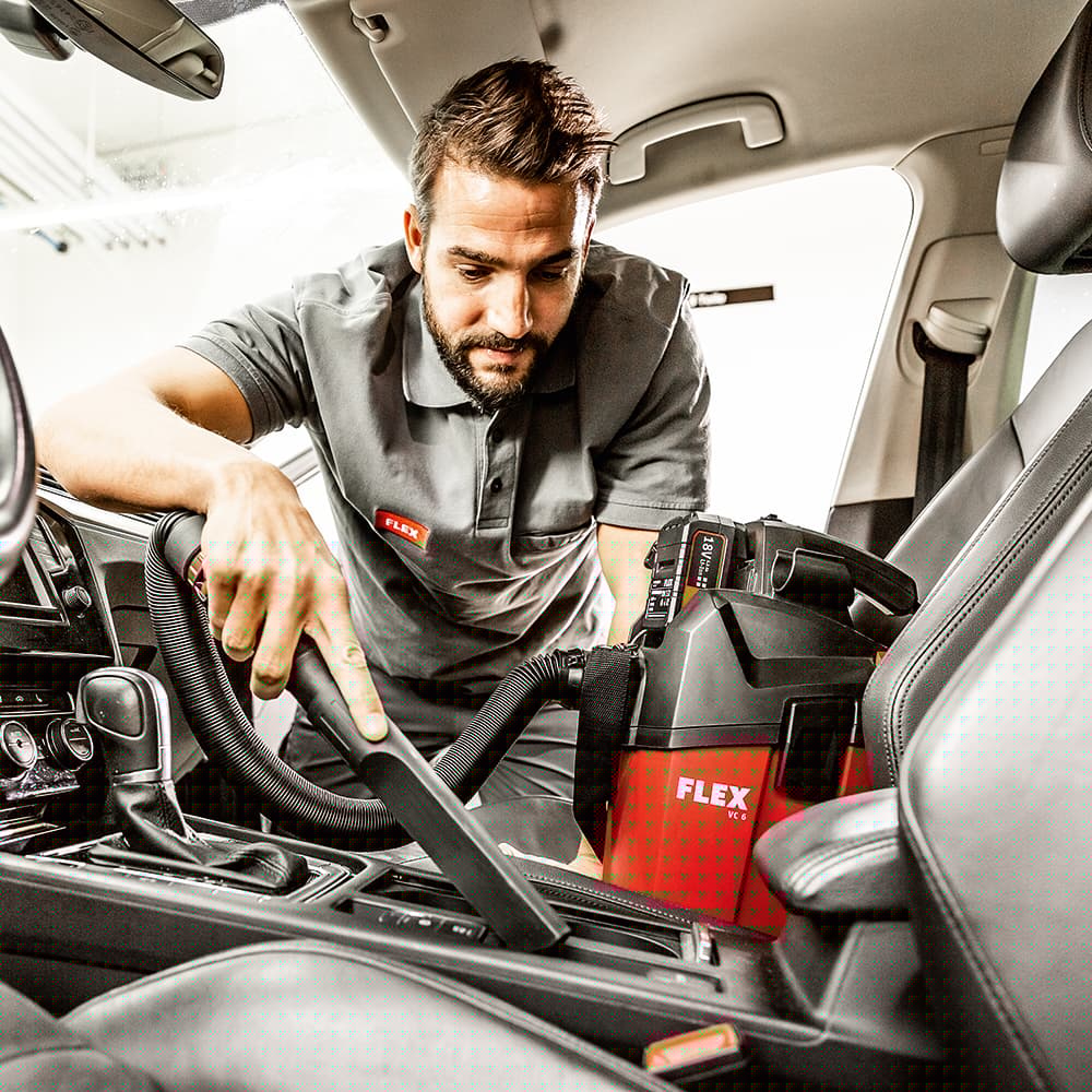 Aspirare l'auto con un aspirapolvere a batteria FLEX VC 6 L MC