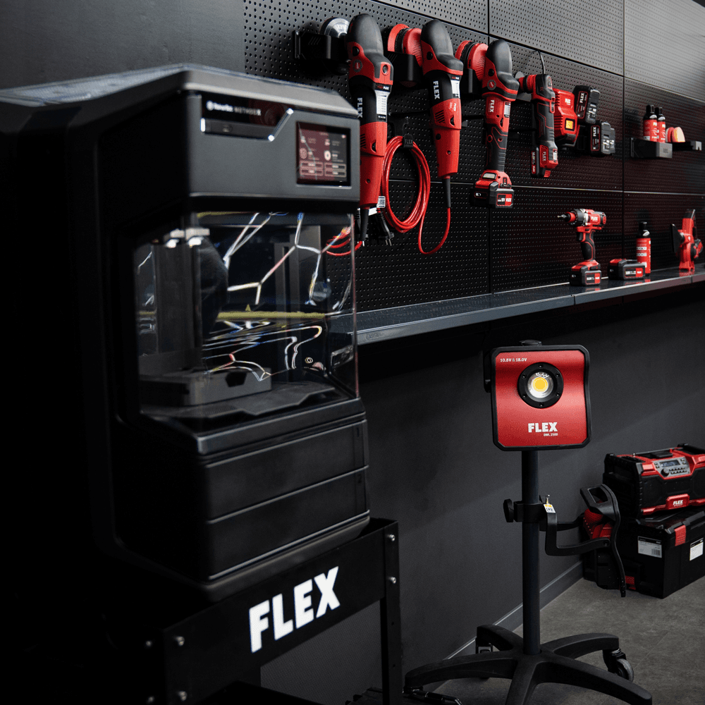 Salle de finition avec machines FLEX et supports muraux issus de l'imprimante 3D