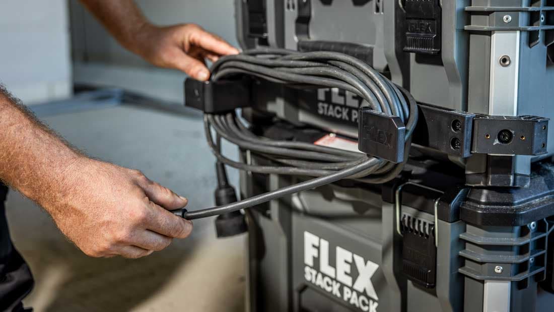 Spoločnosť Craftsman pripojí predlžovací kábel k bočnému držiaku systému STACK PACK™. Vďaka šikovnému držiaku kábla sú káble usporiadané a ľahko sa prenášajú.
