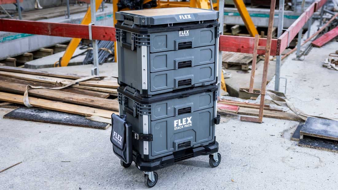 Skrinky na náradie STACK PACK™ so zásuvkami na stavenisku. Toto robustné a modulárne riešenie ponúka flexibilné, bezpečné a mobilné skladovanie náradia a príslušenstva.
