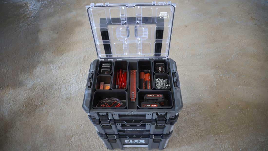 Pohľad zhora na organizér FLEX STACK PACK™ naplnený drobným náradím a príslušenstvom.