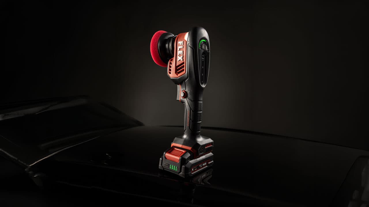 FLEX PXCE 18-EC cordless polisher with 18 V battery and polishing pad on a black background.