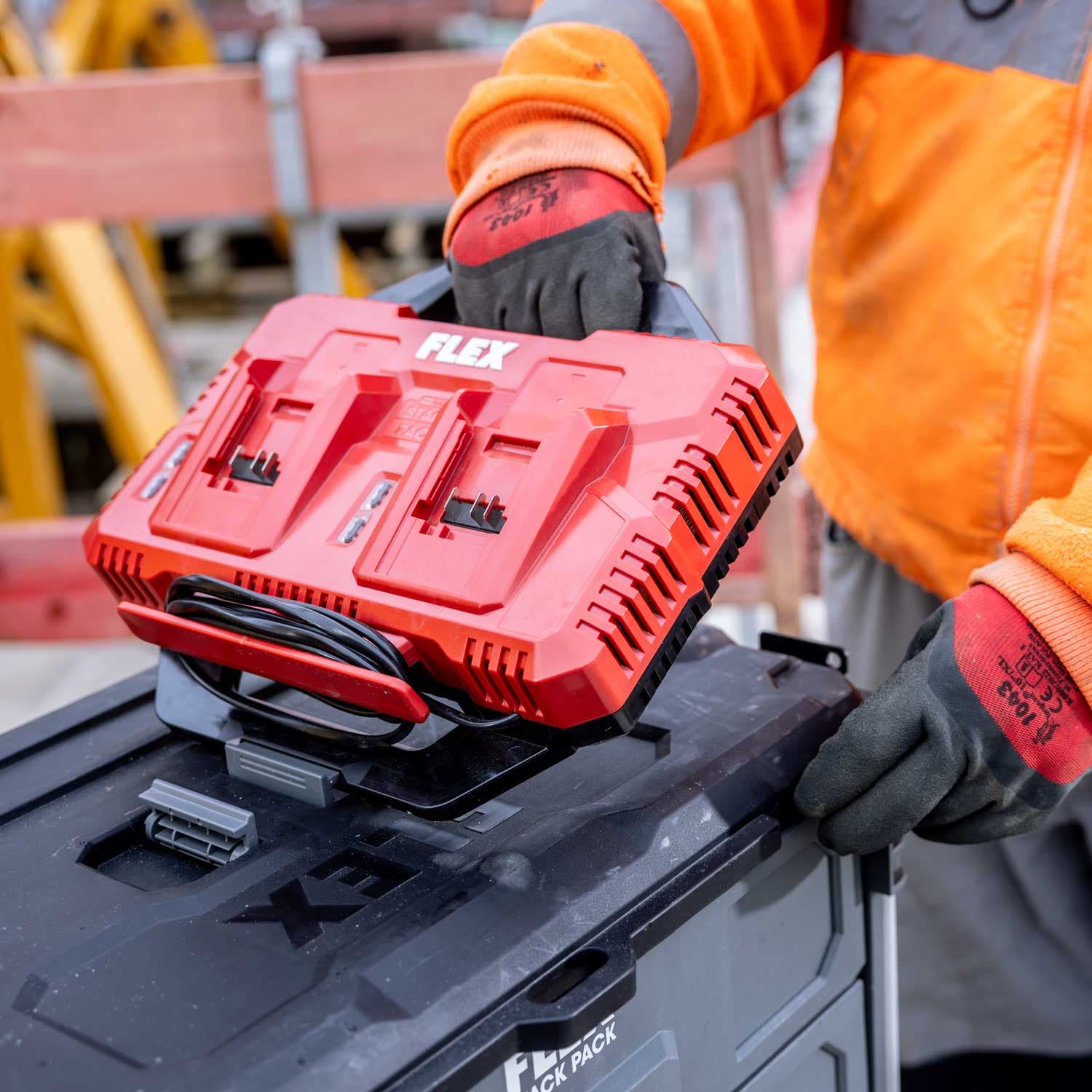 Remeselníci umiestnia dvojitú nabíjačku FLEX CA SP 2x 12-18 na skrinku na náradie STACK PACK™. Nabíjacia stanica umožňuje súčasné nabíjanie dvoch akumulátorov FLEX a je kompatibilná s modulárnym systémom STACK PACK™.