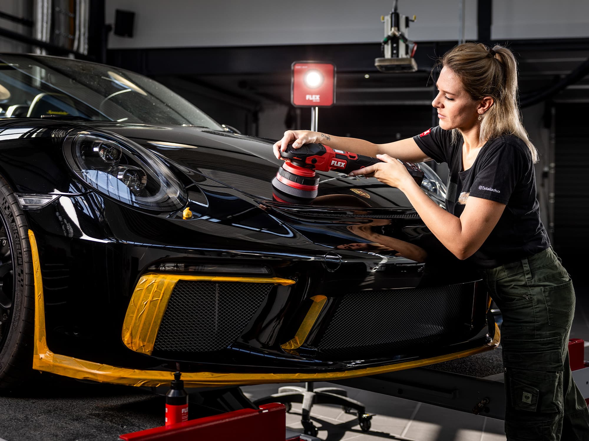 Polissez votre voiture avec la polisseuse excentrique à rotation libre de FLEX