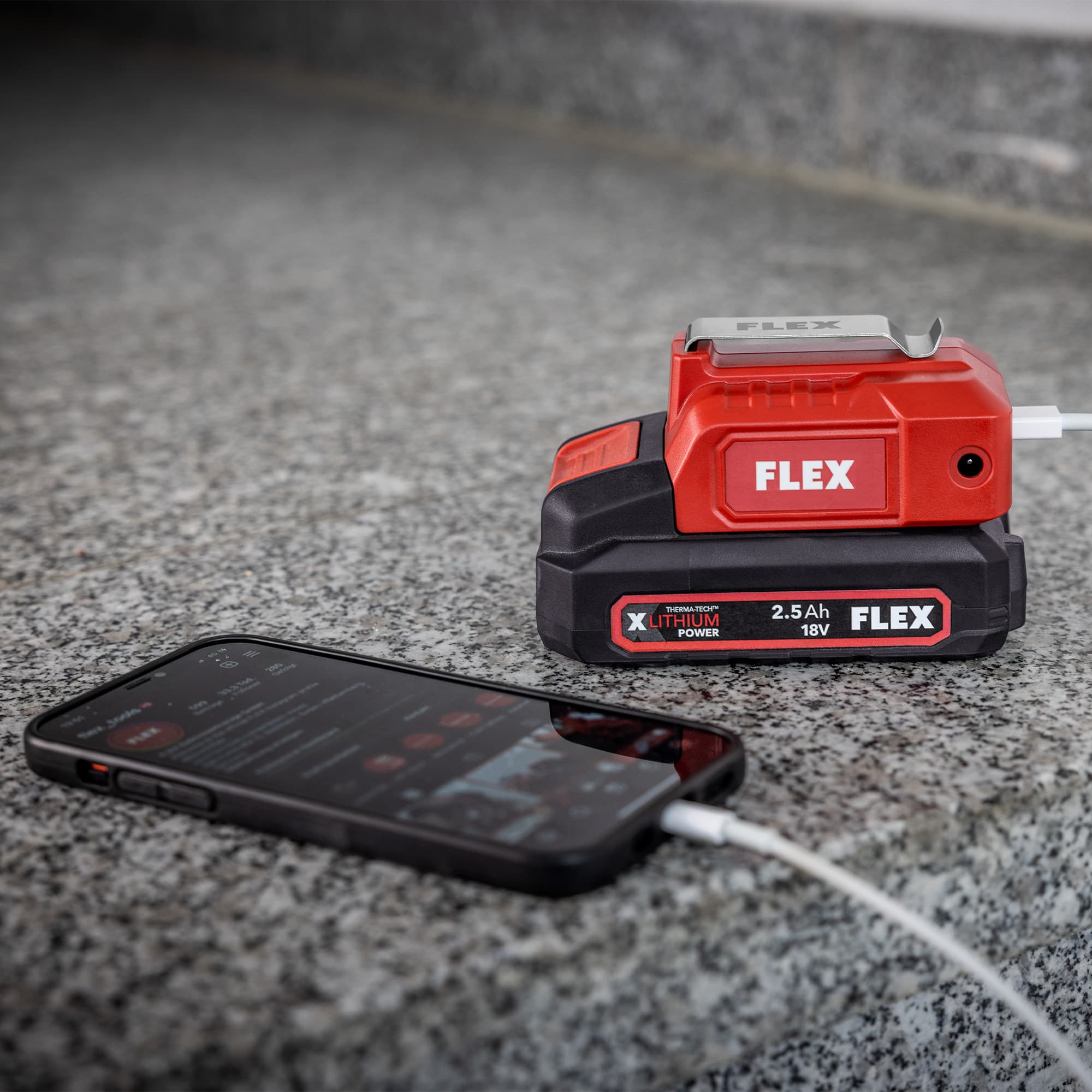 Recharger les téléphones portables sur le chantier avec le powerbank FLEX PS 12/18