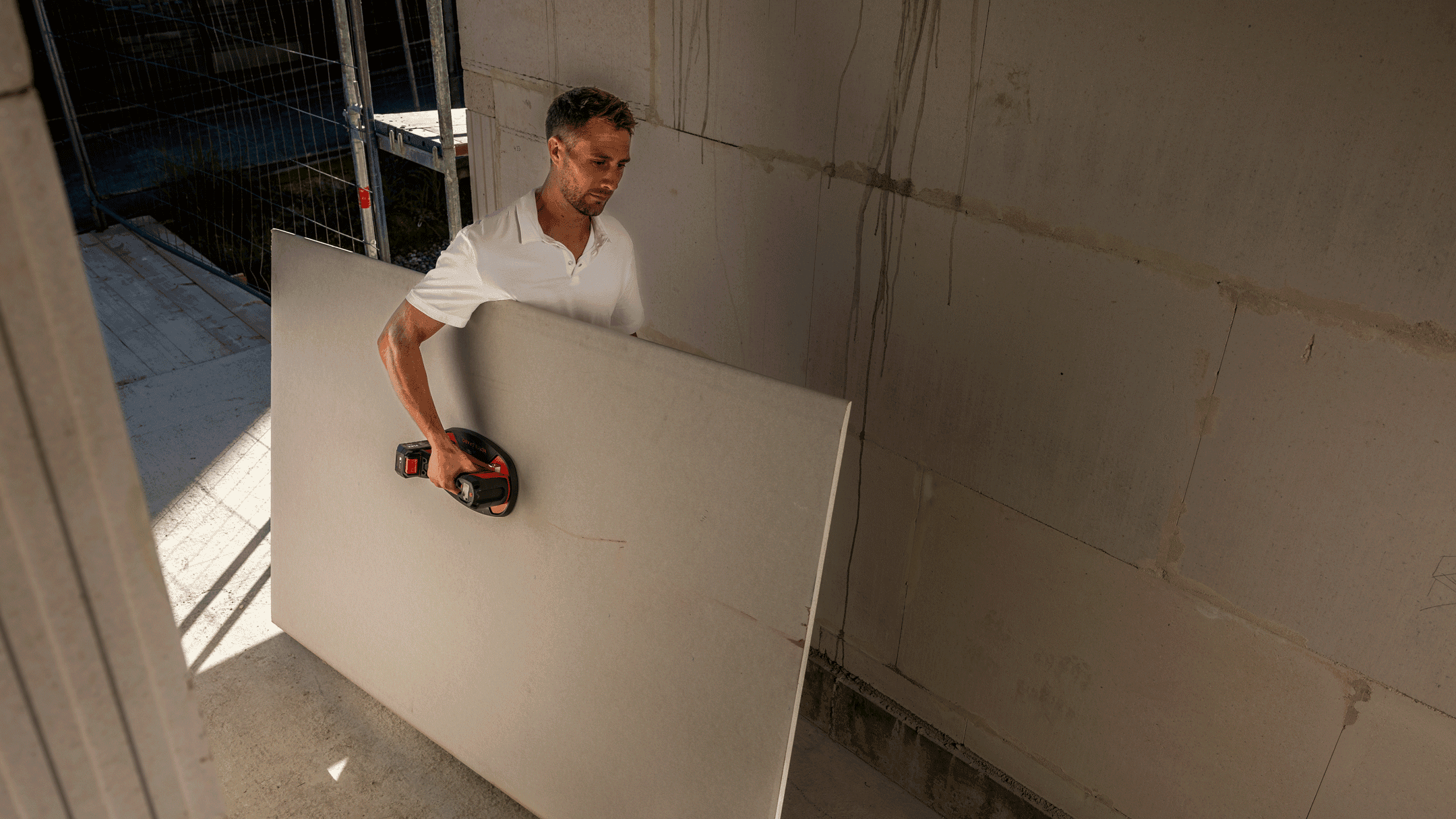 Sollevamento della lastra di vetro con il sollevatore a vuoto FLEX a batteria VLP 18 Grabo