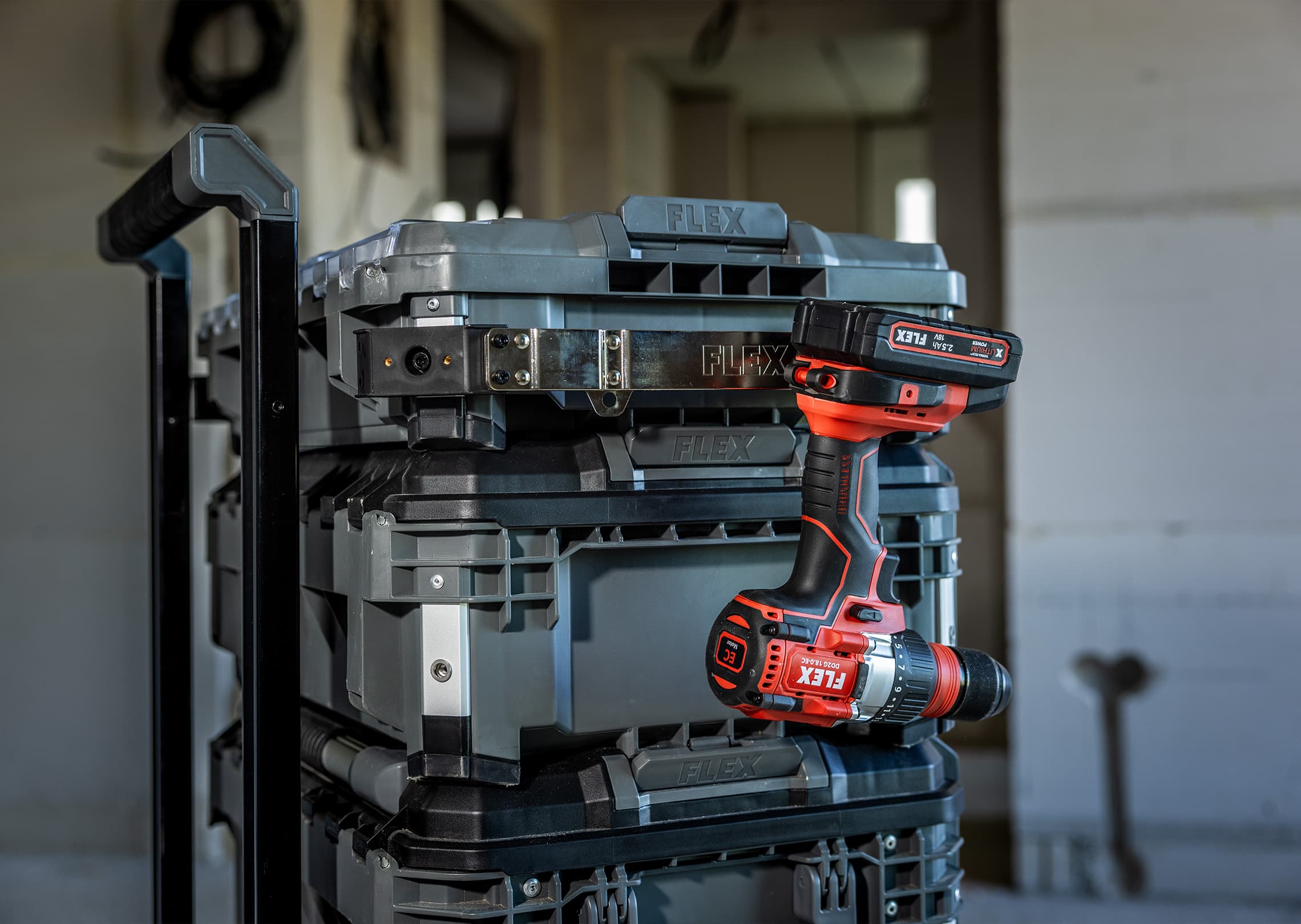 Skrutkovač FLEX STACK PACK na bočnej lište nosiča náradia. Modulárna konštrukcia umožňuje bezpečné uloženie náradia na dosah ruky.
