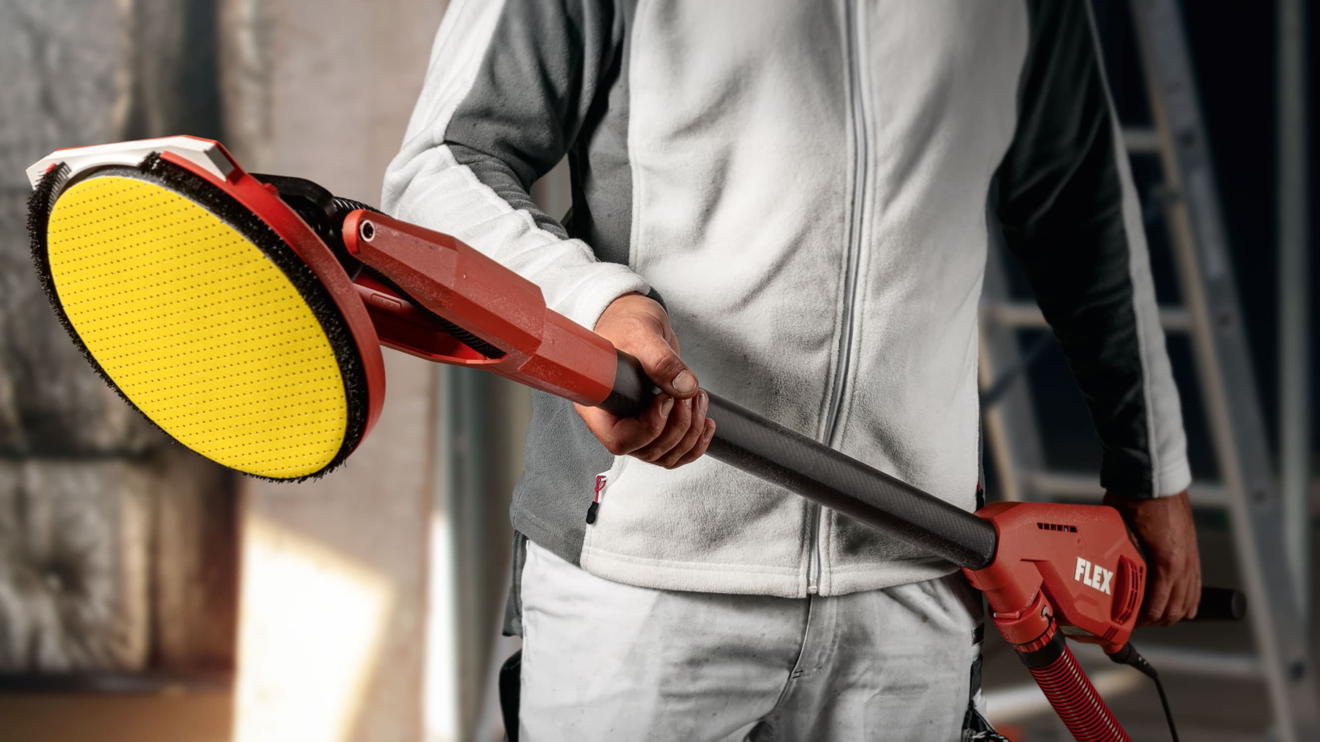 Närbild på FLEX-slipgiraffen i kolfiber med gul slipdyna och 160° vridbart huvud – perfekt för flexibel slipning av väggar och tak.