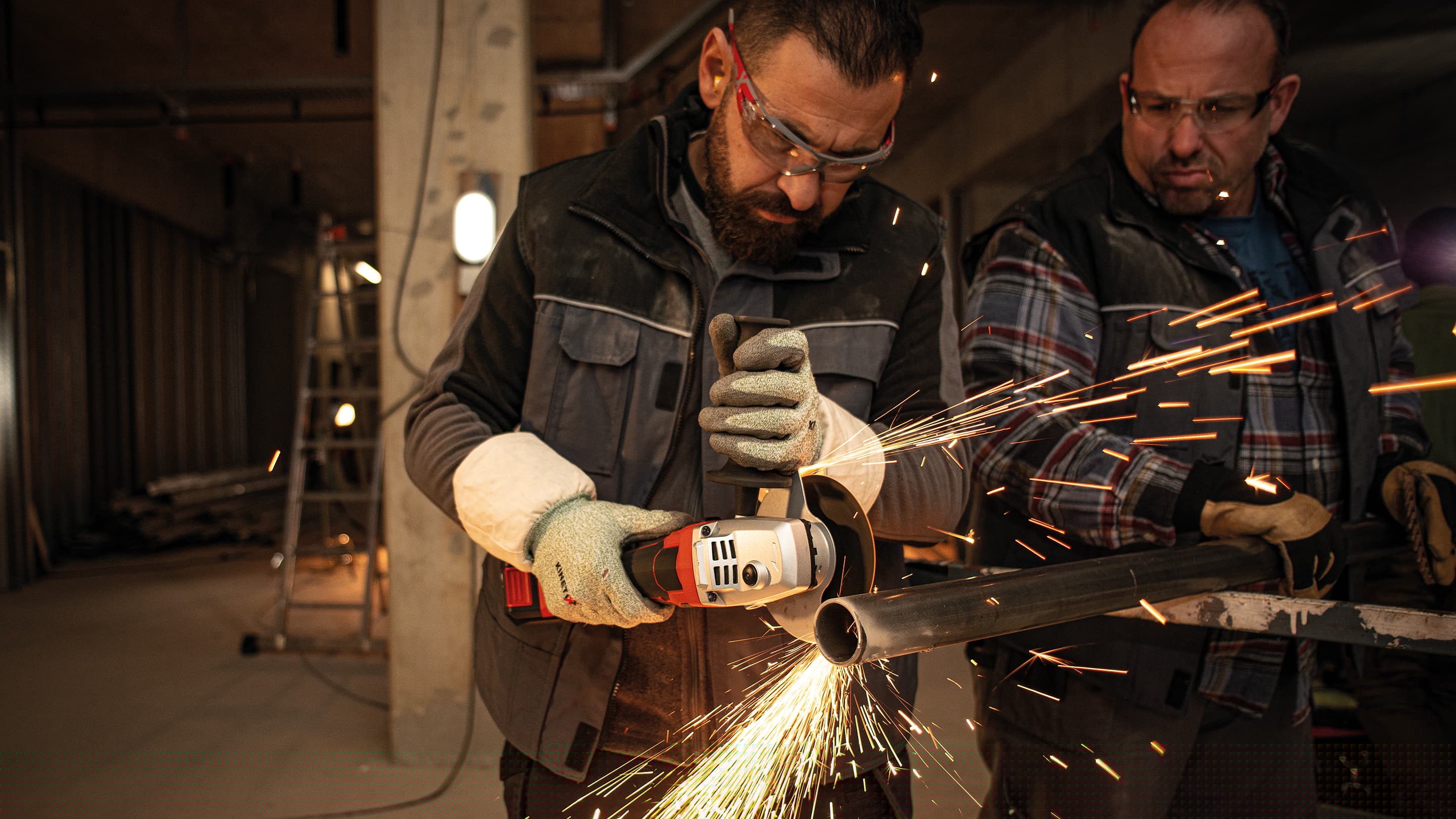 Couper le métal avec la meuleuse d'angle sans fil FLEX