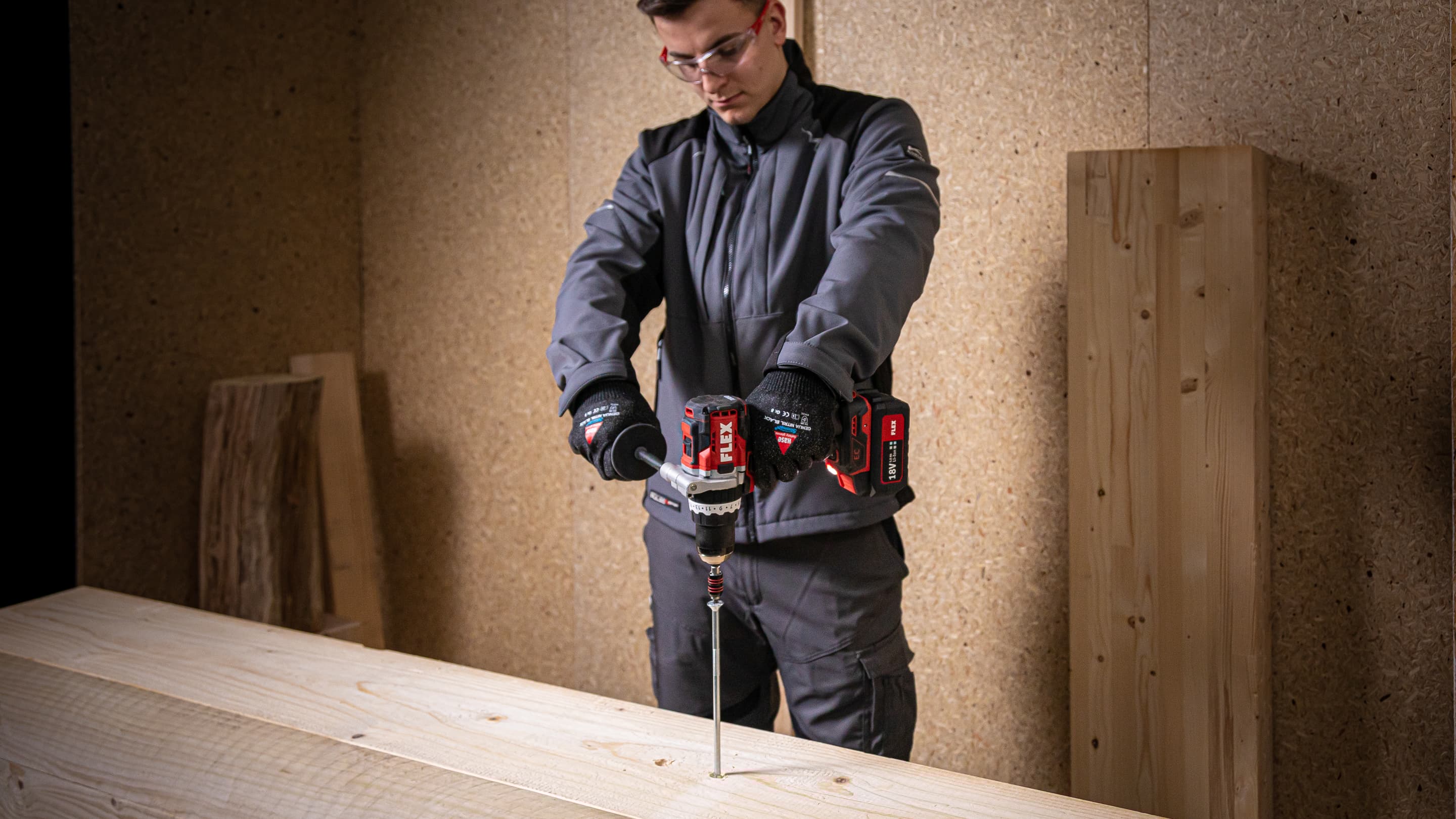 Screw large screw into wooden beam with FLEX impact drill with turbo mode PD 2G 18.0 HD