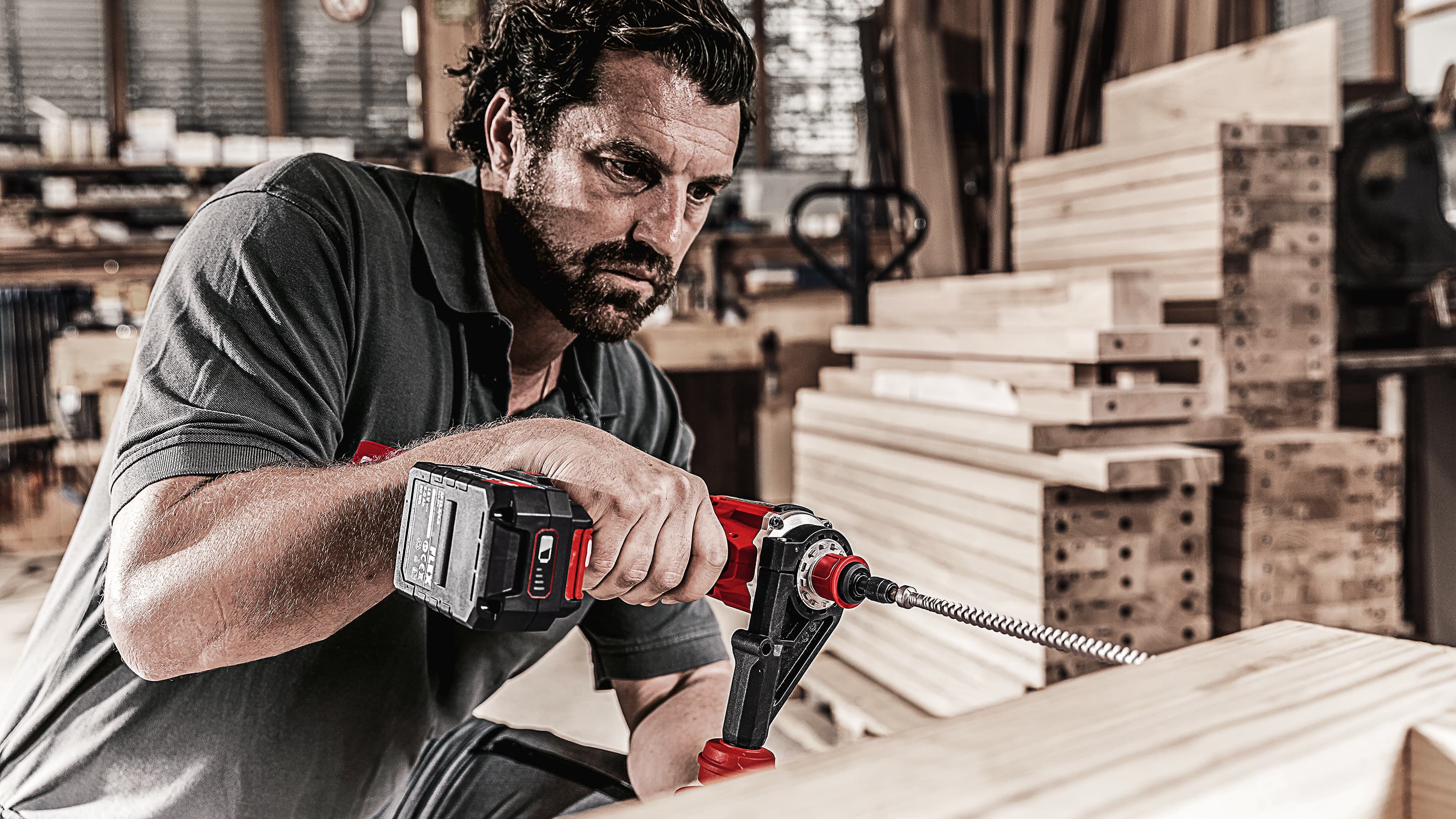 Šroubování vrutů do dřeva pomocí aku vrtacího šroubováku v dílně