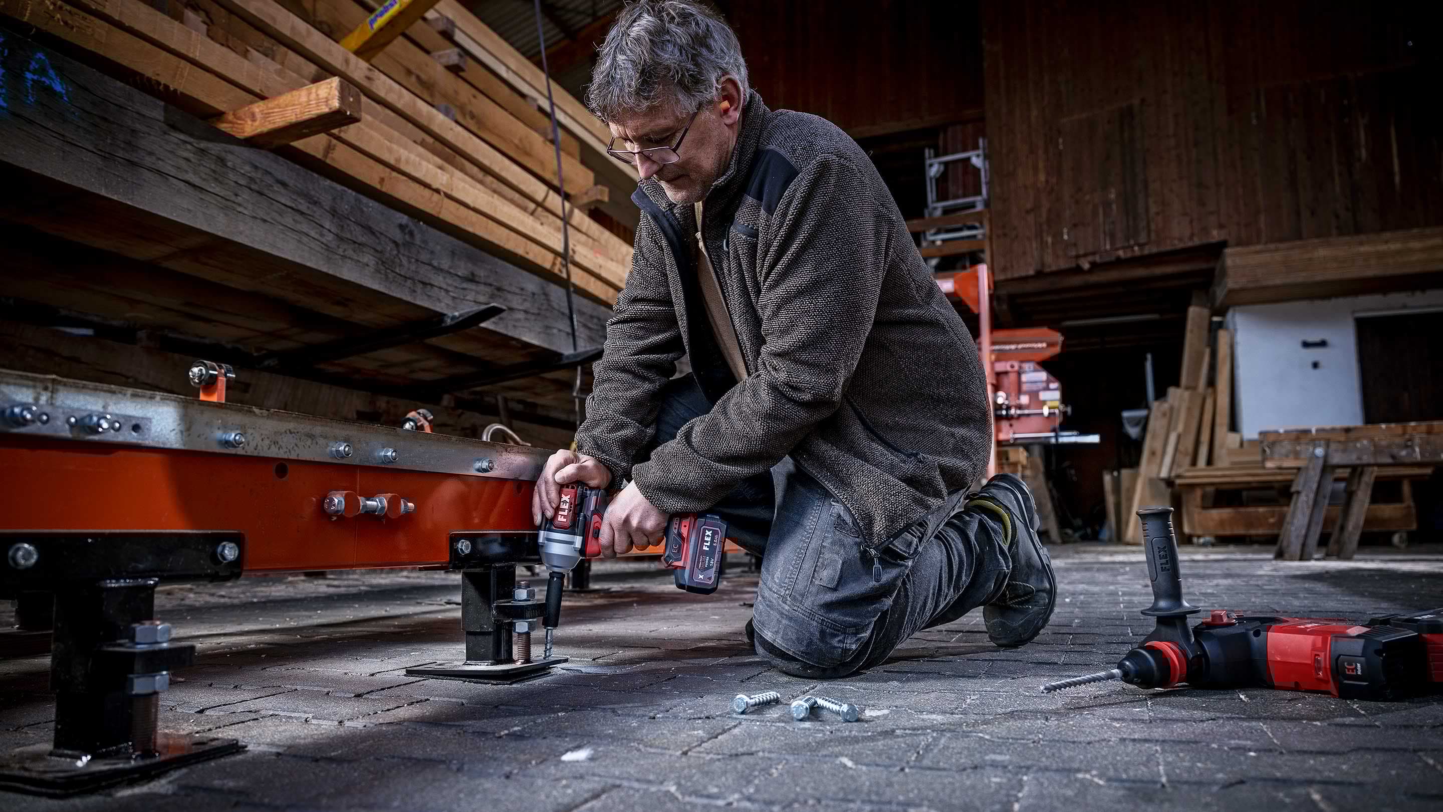 Schraube befestigen mit 750 Nm IW 1/2" 750 18.0 Schlagschrauber von FLEX