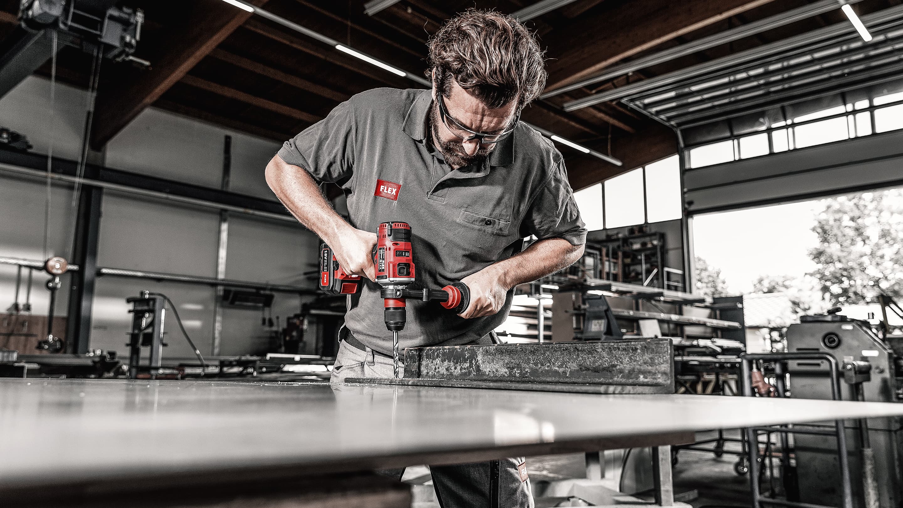 Vrtání kovů v dílně pomocí FLEX DD4G