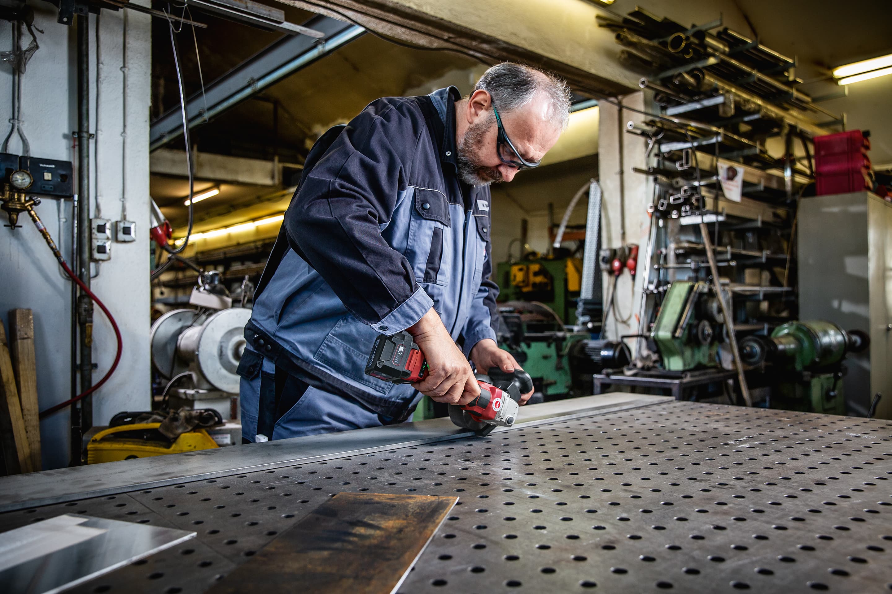 Cordless Trinoxflex with fillet weld sanding attachment in use